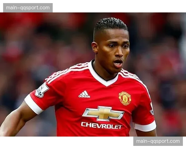 伤病复出的库巴西在训练中加练头球争顶，以稳固防守定位球角色。